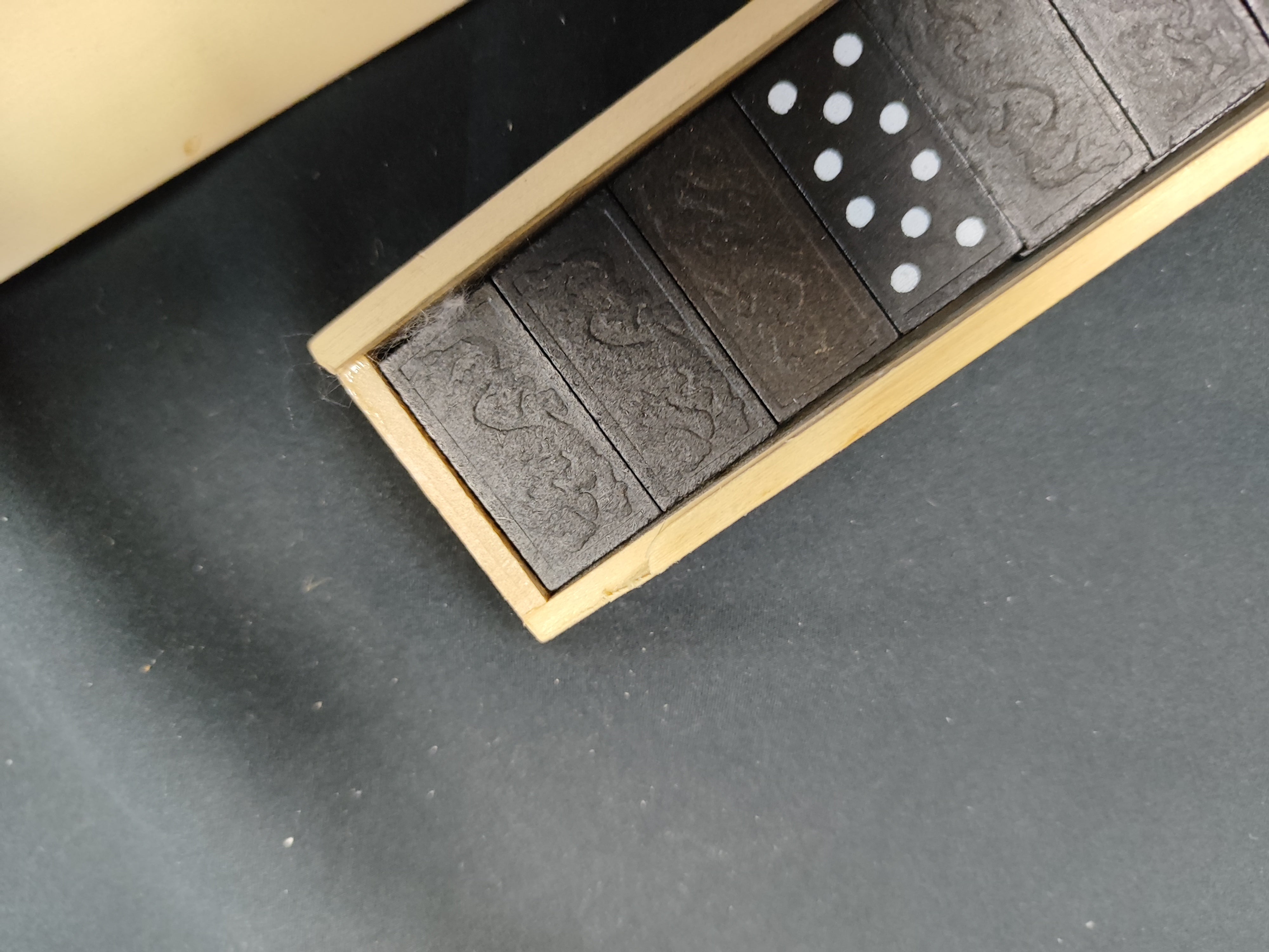 Domino con esquinita de la caja ligeramnete dañada