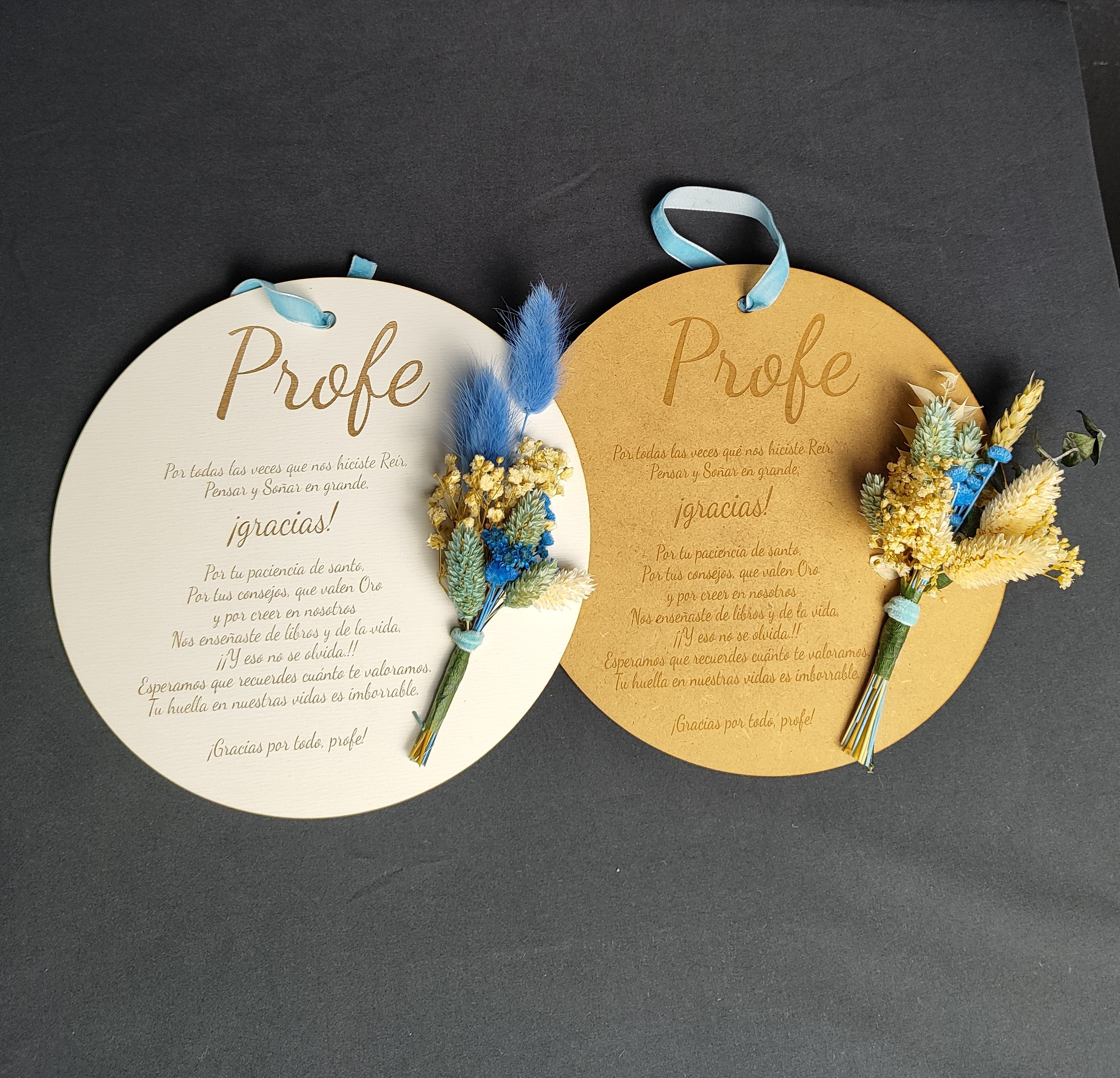 Placa de madera y flores preservadas para Profes