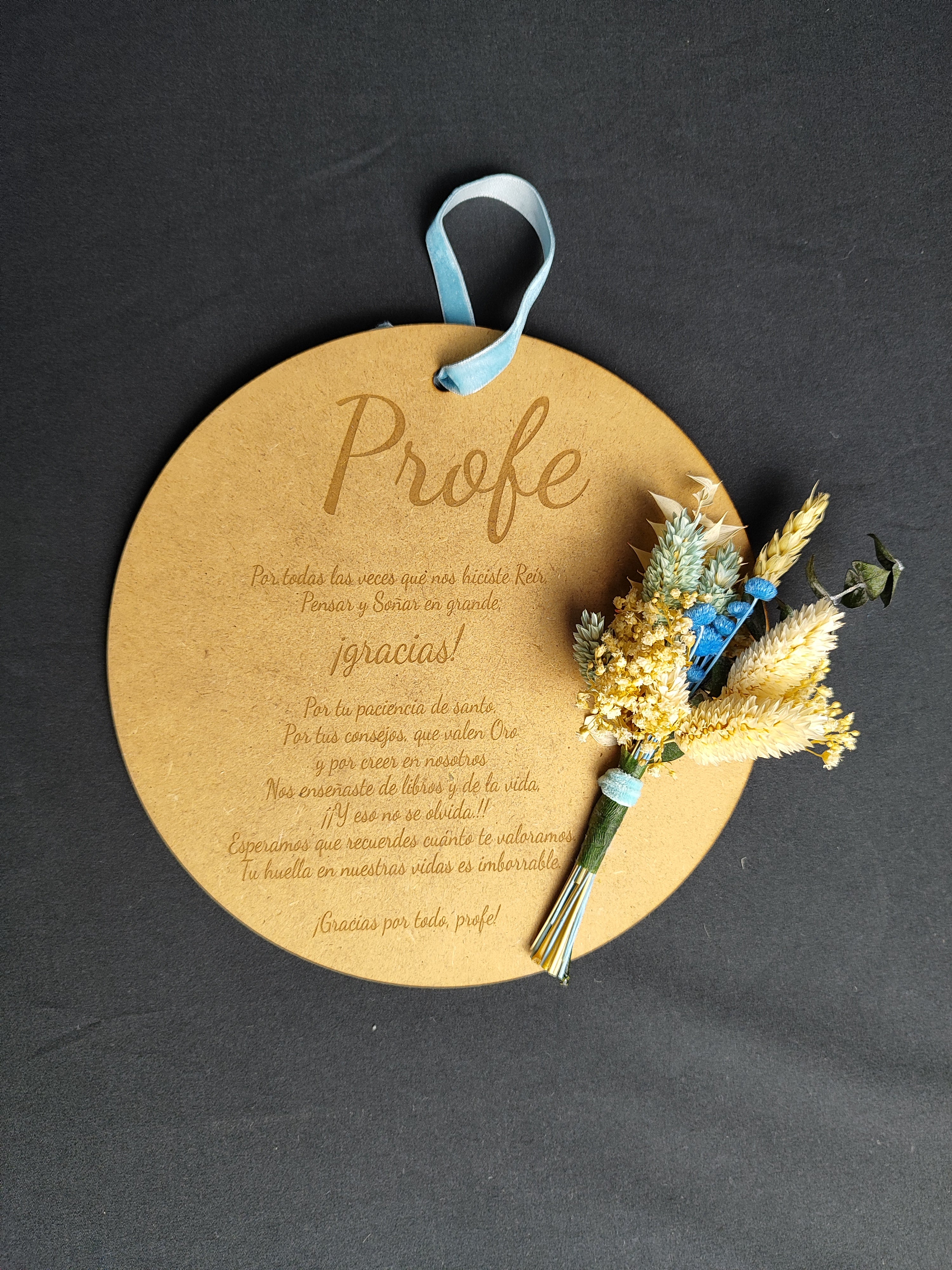 Placa de madera y flores preservadas para Profes