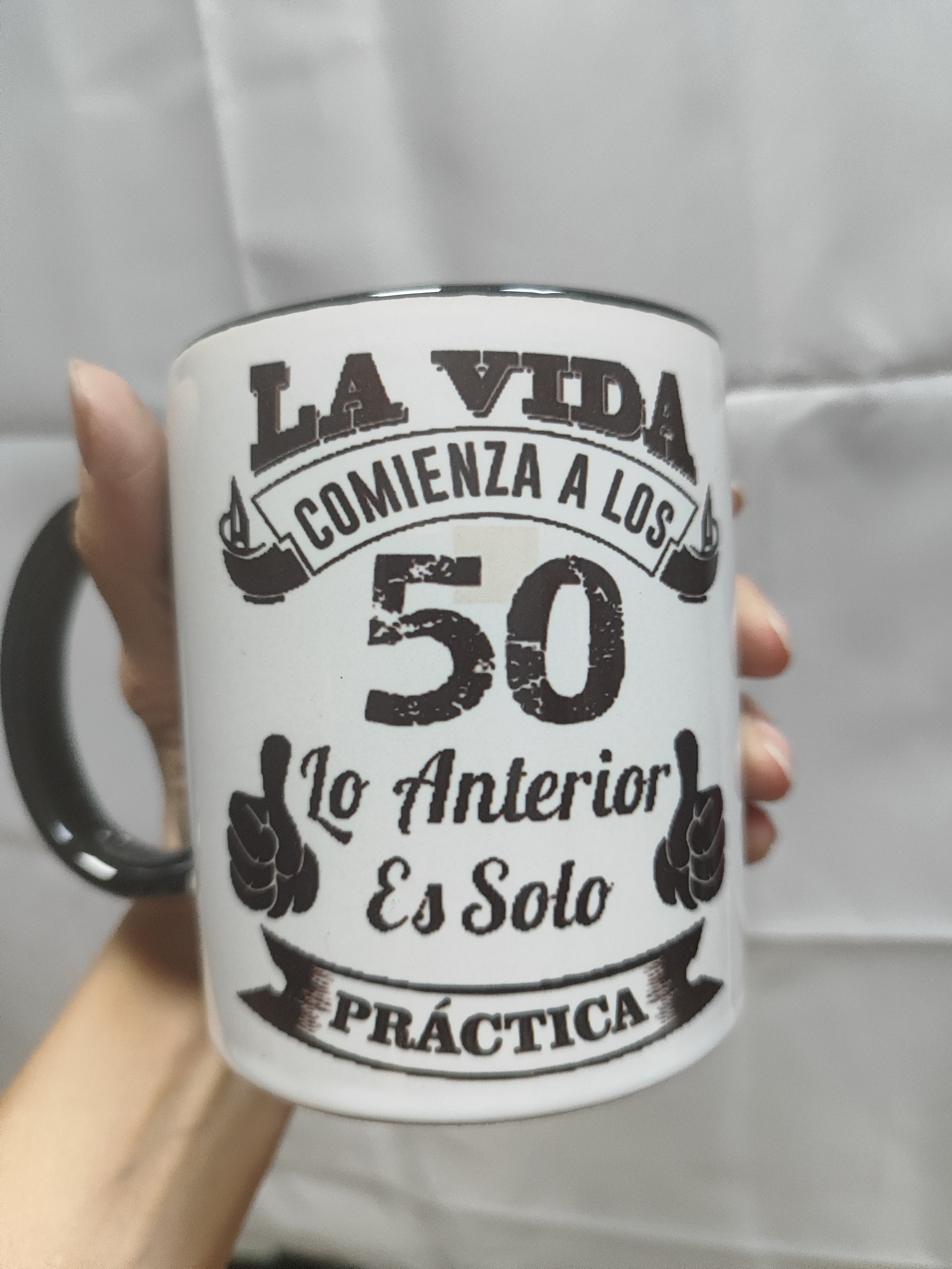 Taza 50 Cumpleaños con pequeño defecto de impresion, adjunta Foto