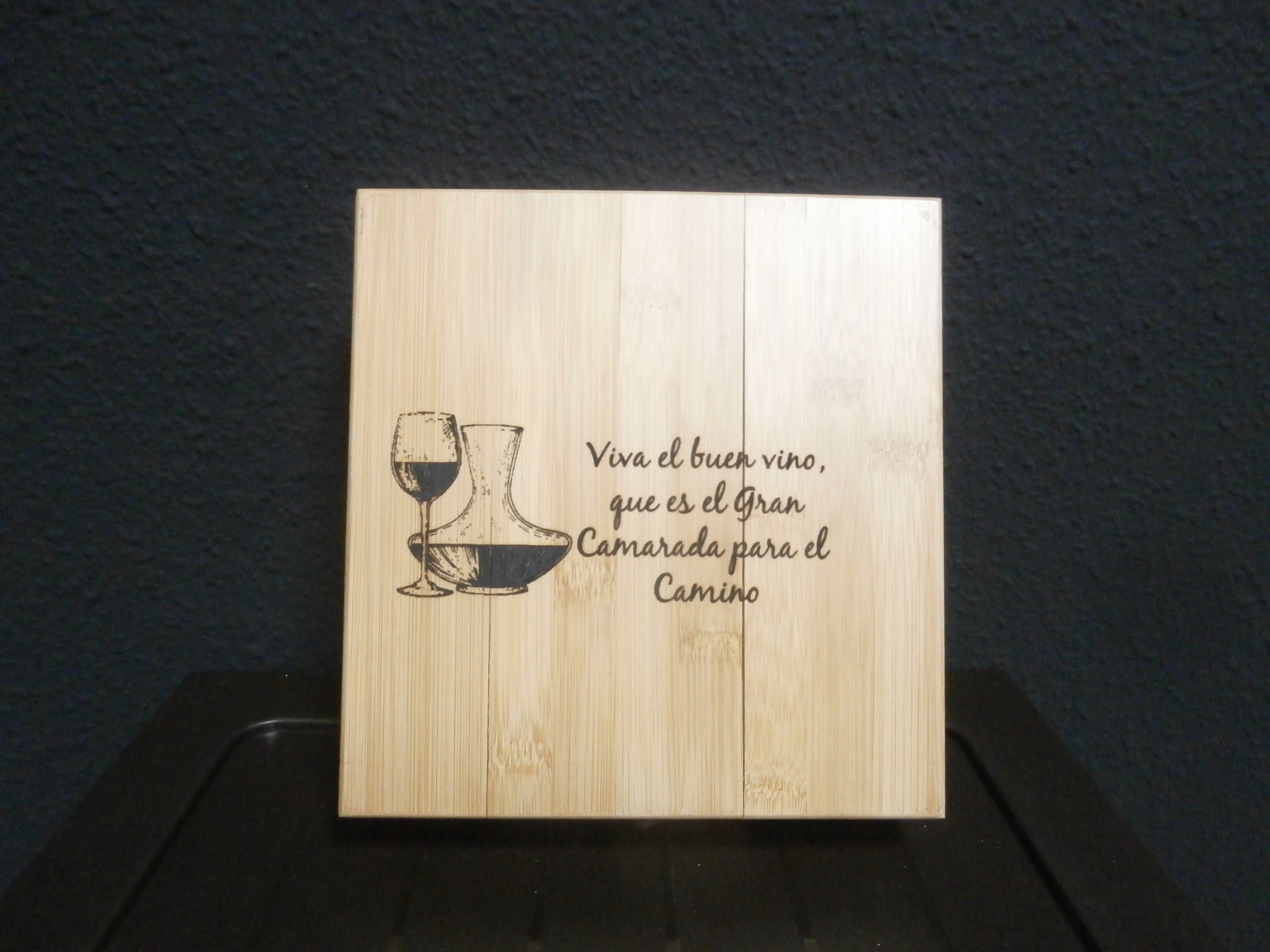 Caja de Utensilios para Vino Grabado, con Rajita en la tapa