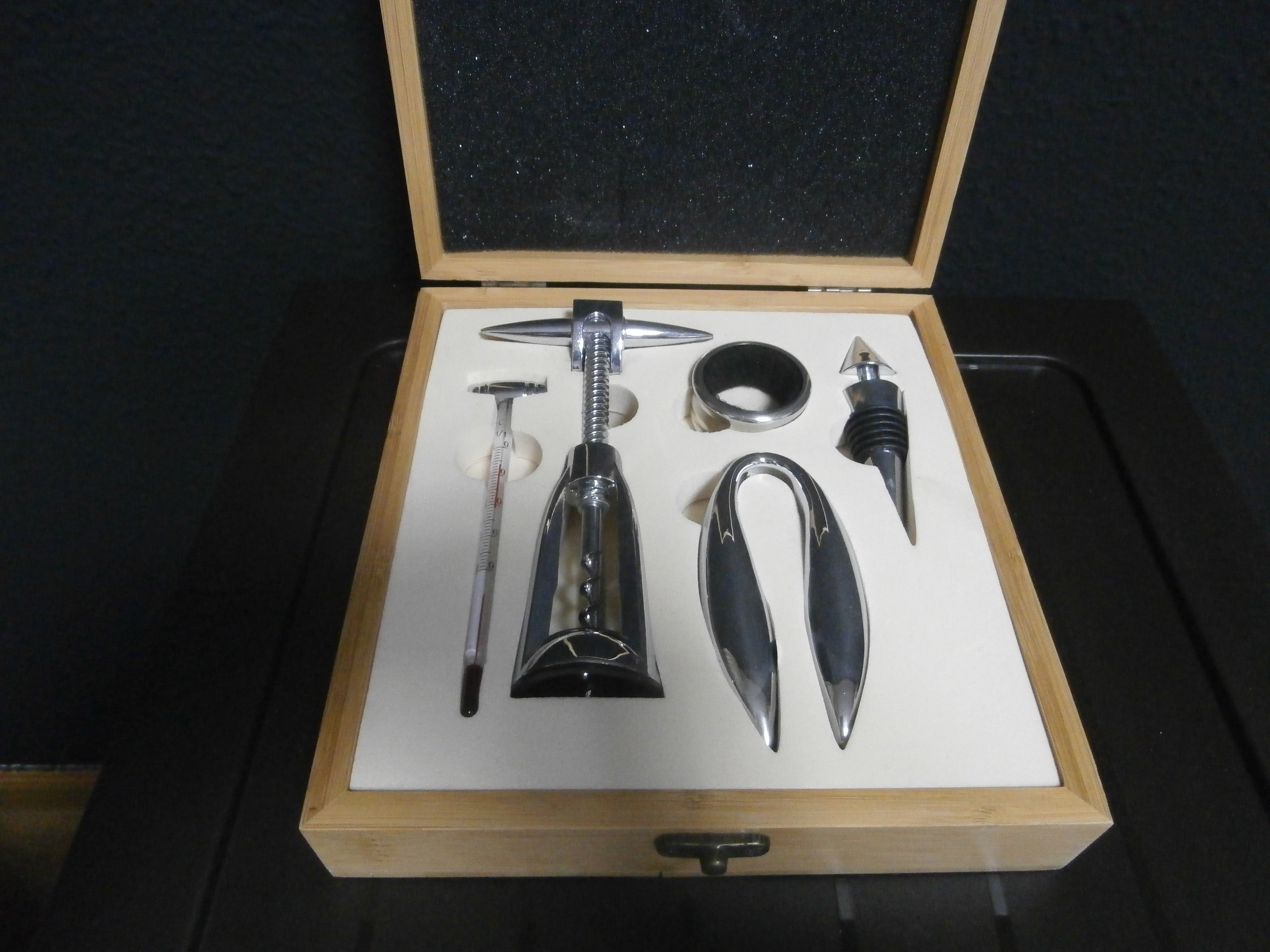 Caja de Utensilios para Vino Grabado, con Rajita en la tapa