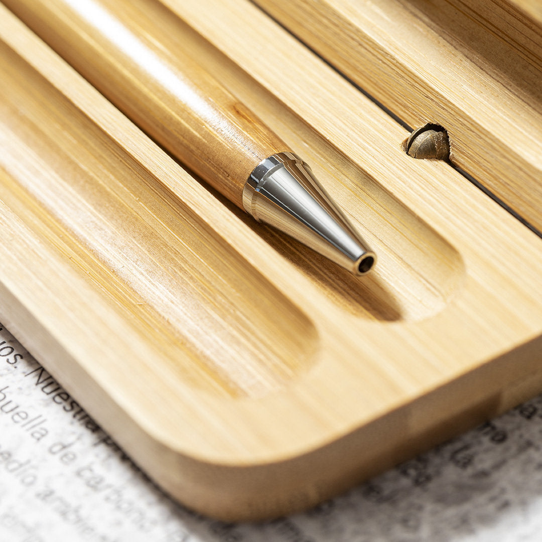 Set de bolígrafos de madera en caja, ejemplo de detalle de bienvenida para personal de una empresa