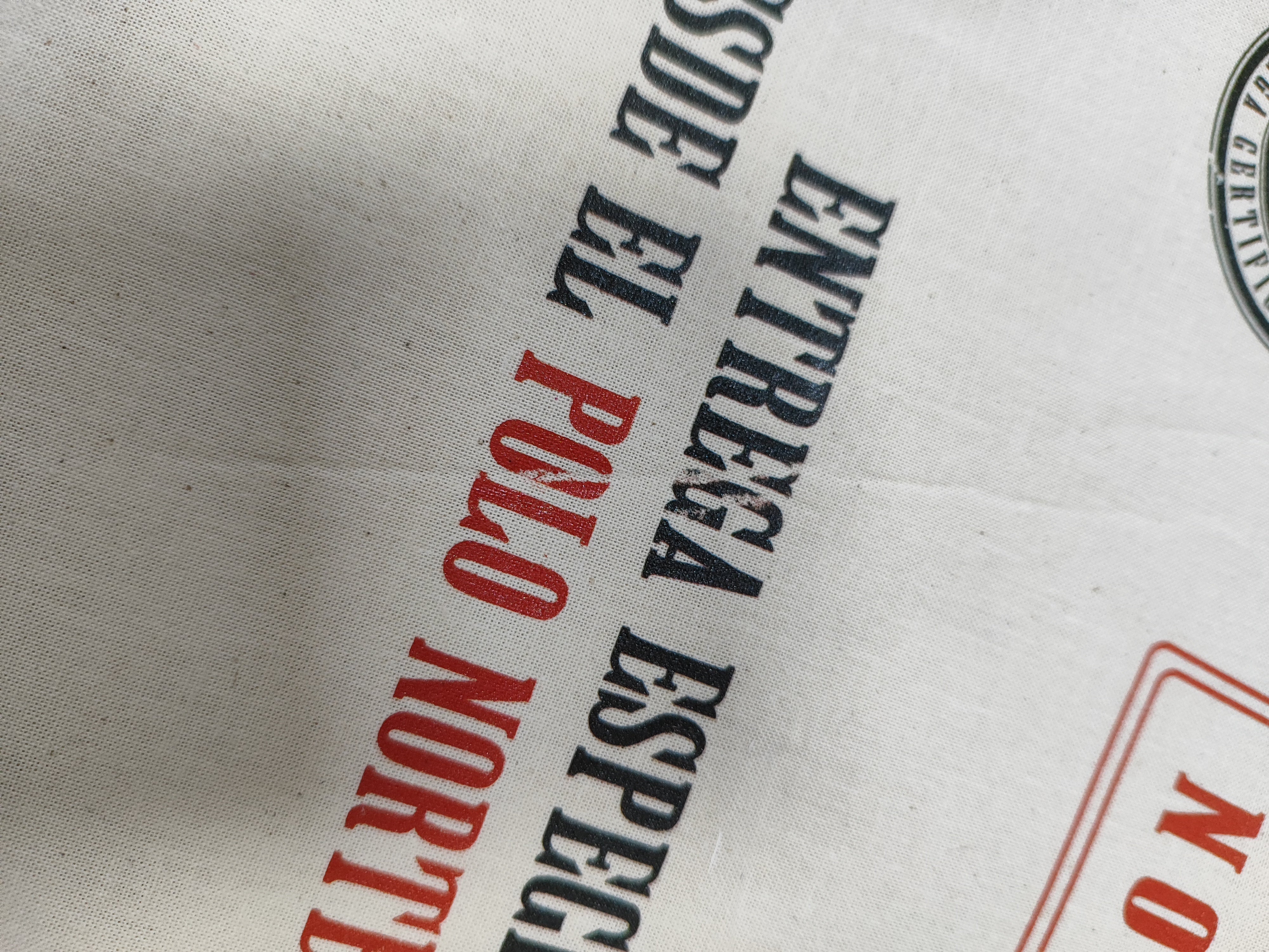 Saco Papá Noel L con pequeño defecto de impresion, arruga en las letras