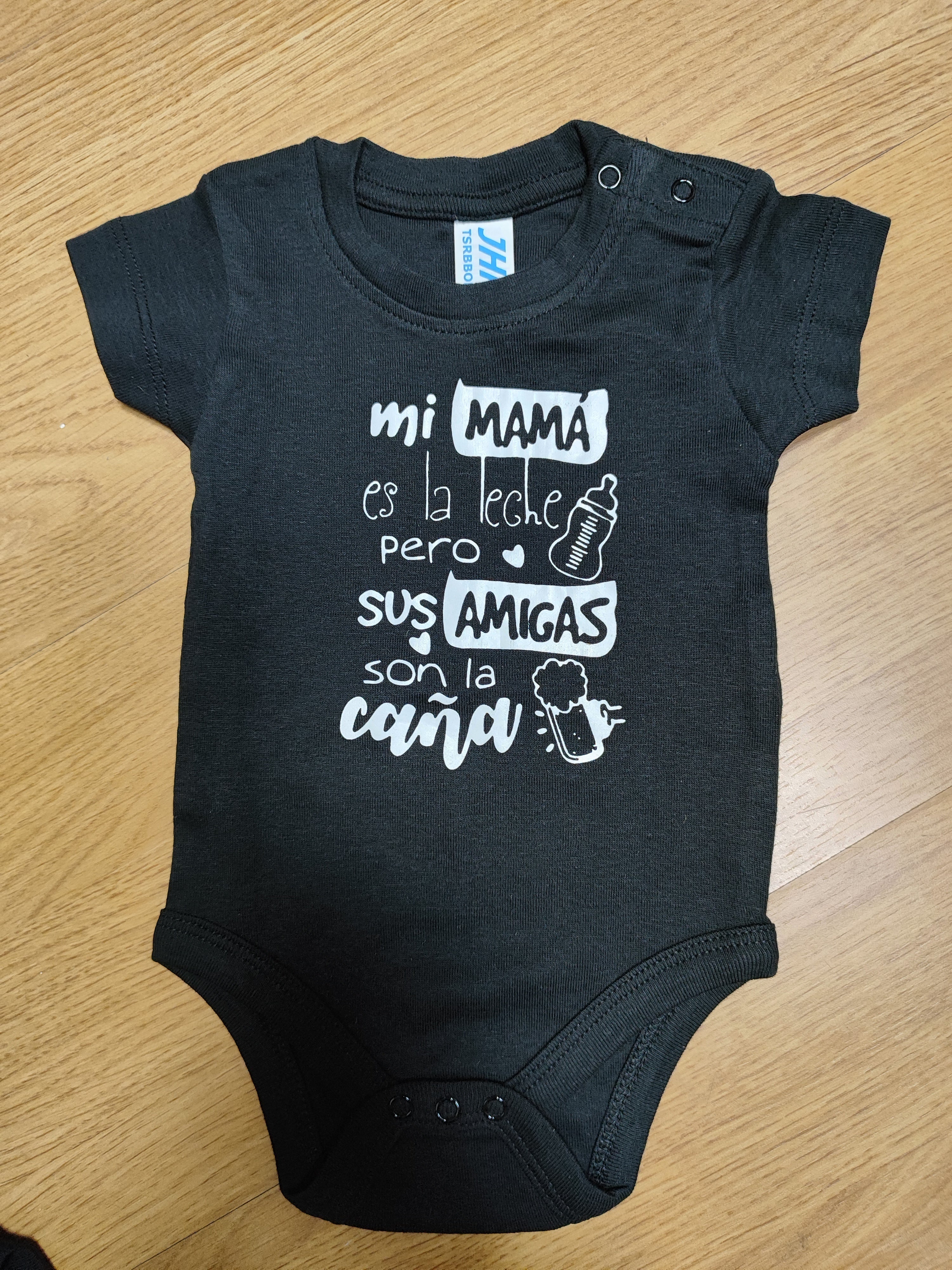 Body Bebe "Las amigas de mi madre son la caña"  talla 3 meses, En perfecto estado, ultimas unidades