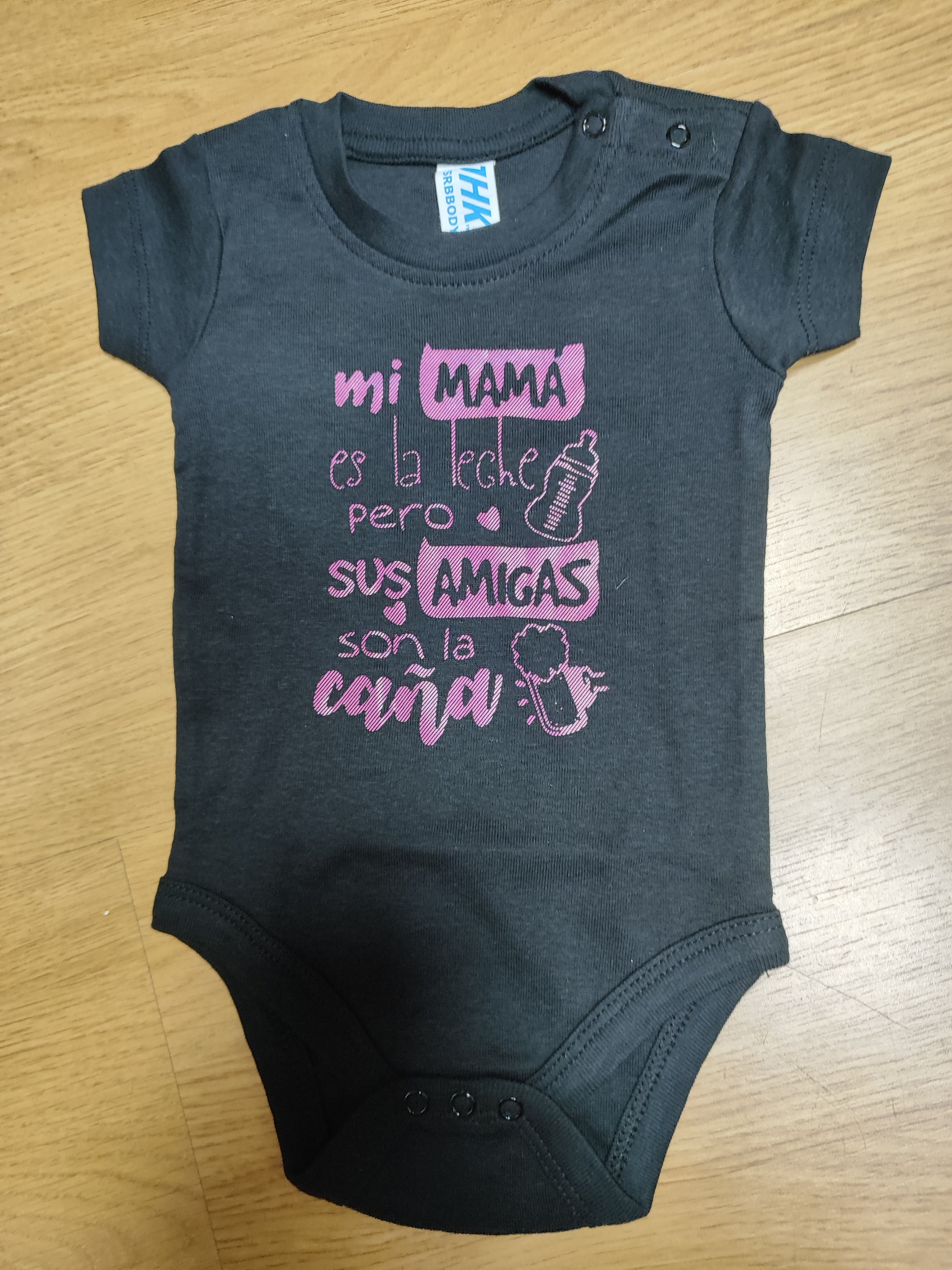 Body Bebe "Las amigas de mi madre son la caña"  talla 3 meses, En perfecto estado, ultimas unidades