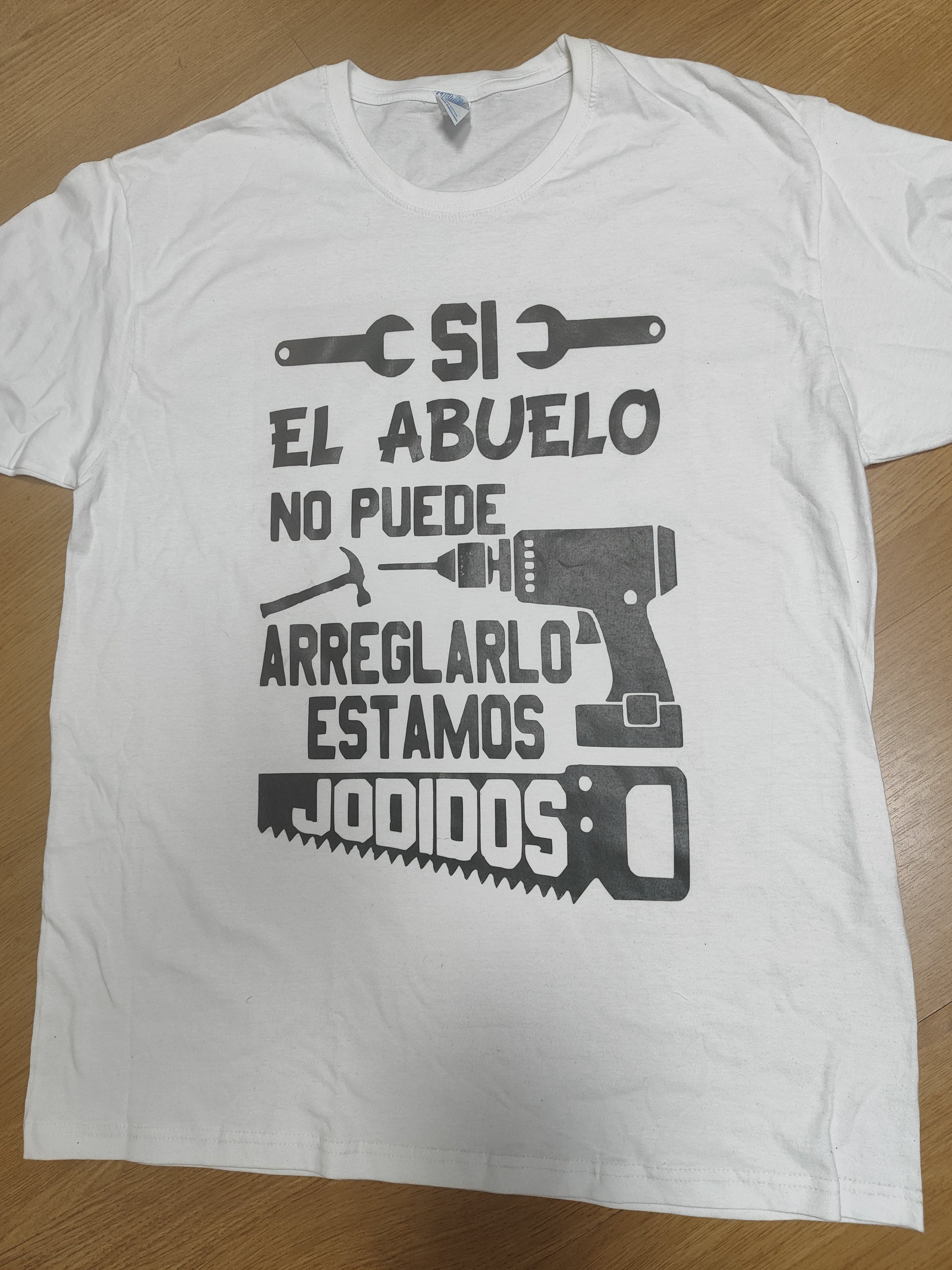 Camiseta Blanca Talla L Abuelo arregla Todo con pequeño defecto de impresión
